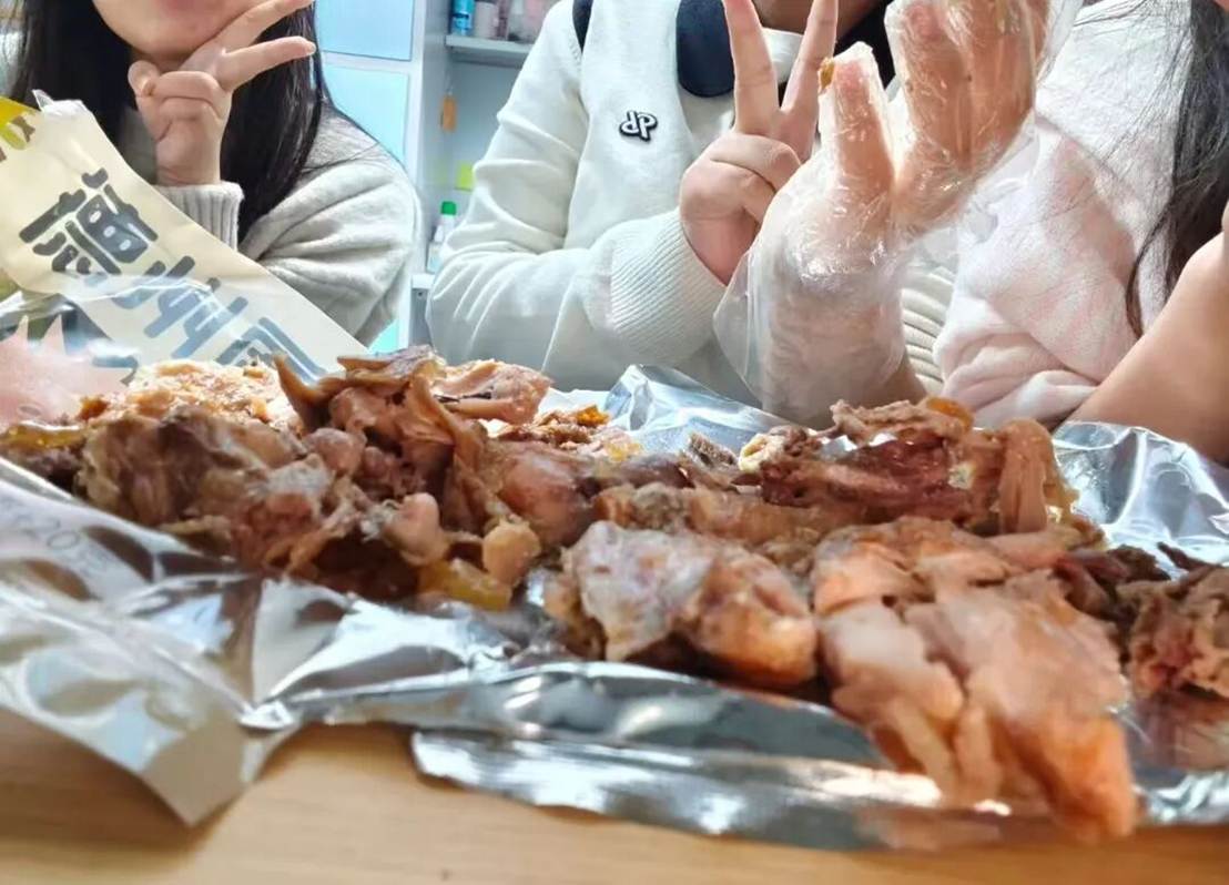 一些人在吃东西 AI 生成的内容可能不正确。