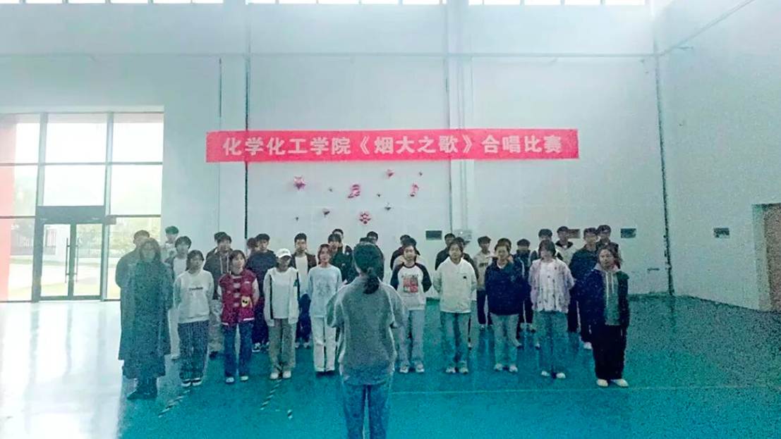 一群人站在台上 AI 生成的内容可能不正确。